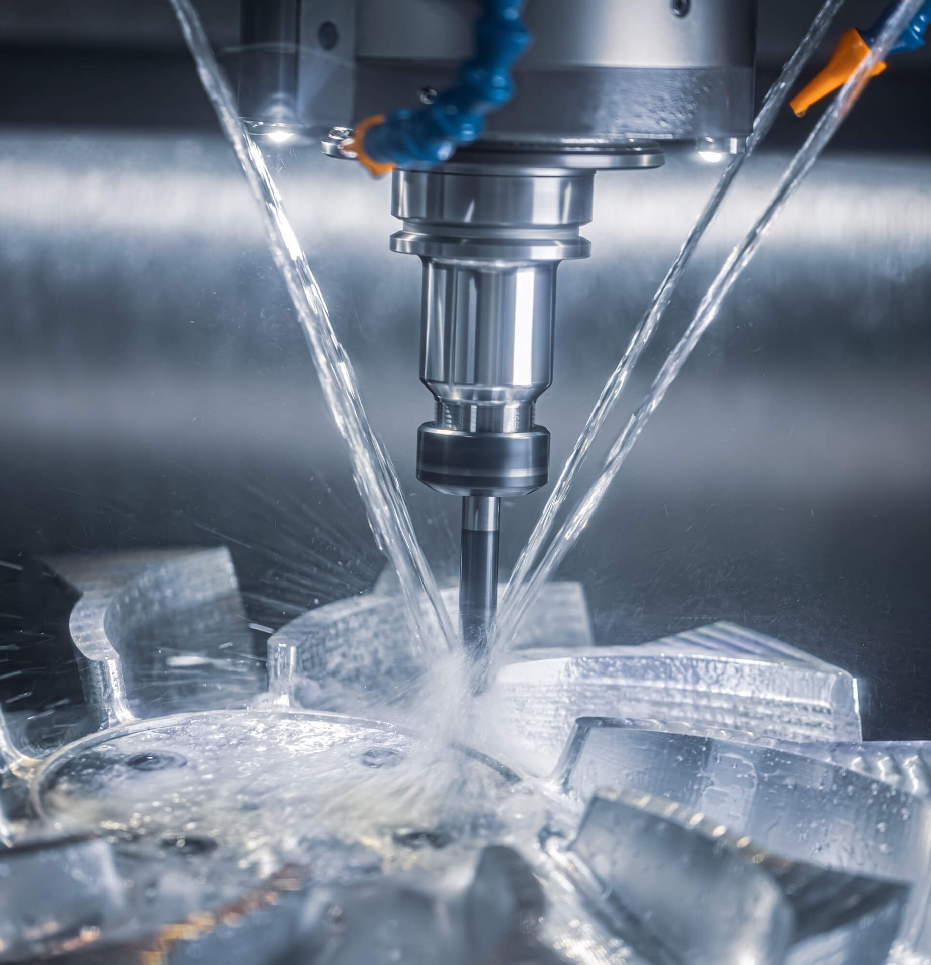CNC-Werkzeugmaschine, die Metall schneidet, wobei Kühlmittel versprüht wird.